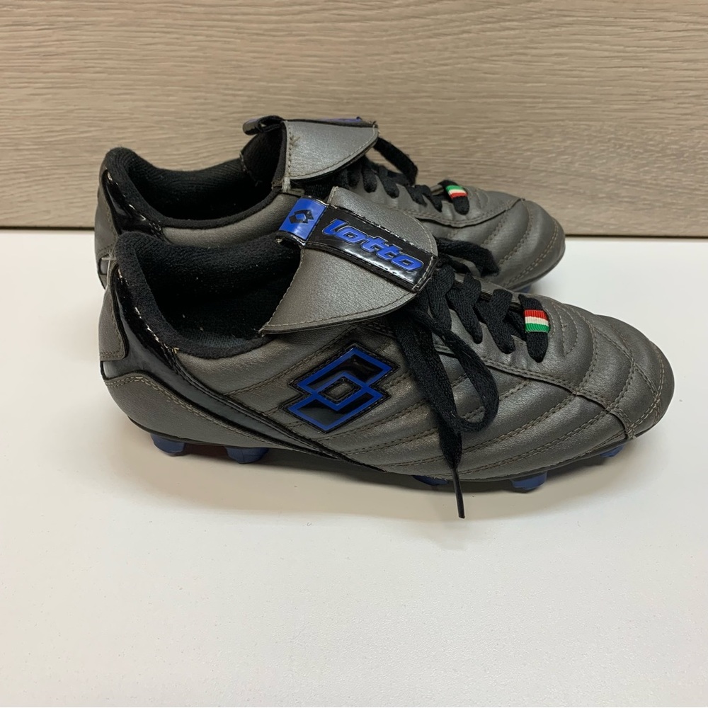 Men’s Lotto soccer shoes size 6